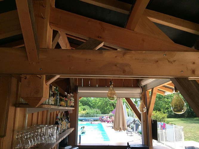 Le-domaine-des-crouquets--bar-vue-piscine