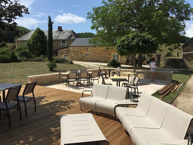 Le-domaine-des-crouquets--terrasse-exterieure-2