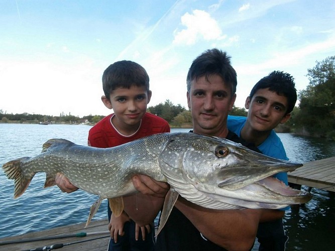 Lac-de-sames-peche-en-famille