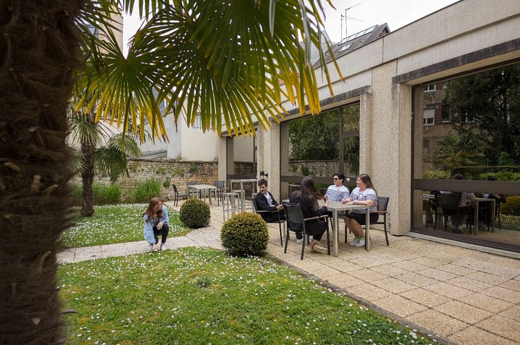 hotel-ibis-caen-centre-port-de-plaisance-jardin