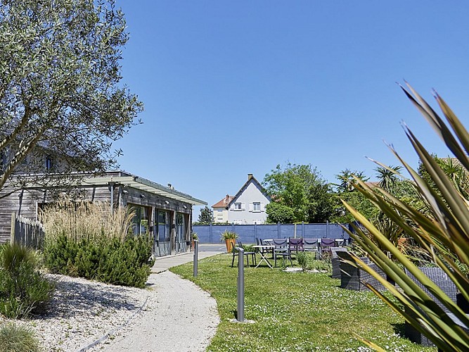 hotel-cremaillere-jardin-exterieur-courseulles