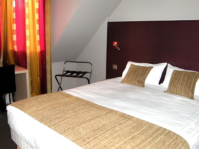 Hotel St-Pierre à Vire - chambre et bureau