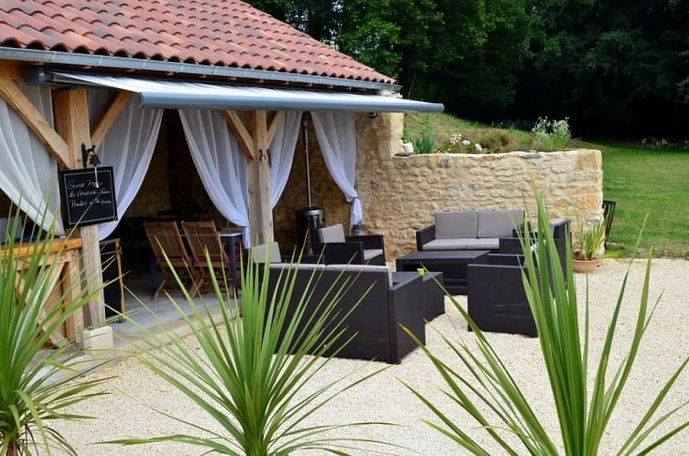 HLO_Les Eyzies_Domaine des Eymaries_Gite XVII_salon-exterieur_janvier 2023©domaine des Eymaries