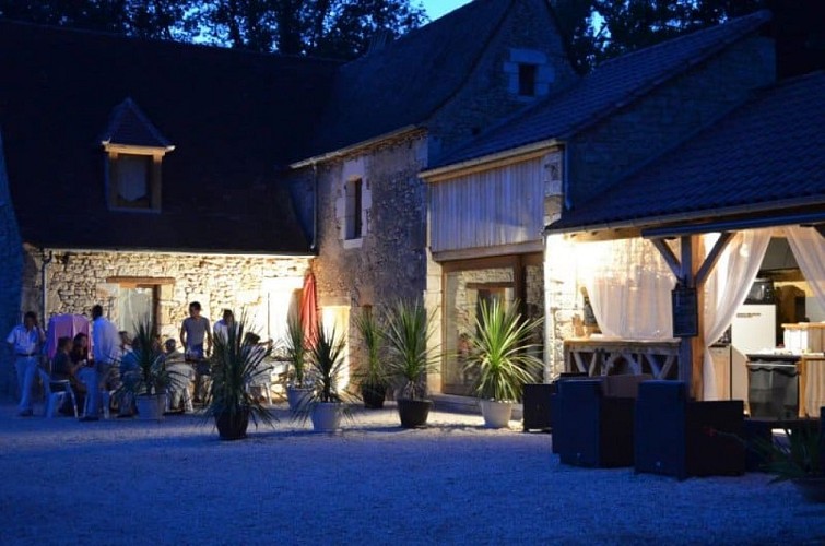 HLO_Les Eyzies_Domaine des Eymaries_gite-XVII_Terrasse nuit_janvier 2023©domaine des eymaries