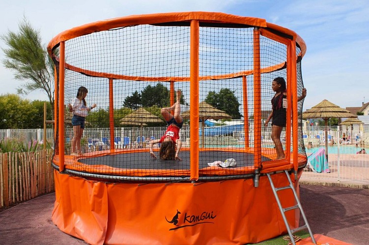 camping-jeux-trampoline