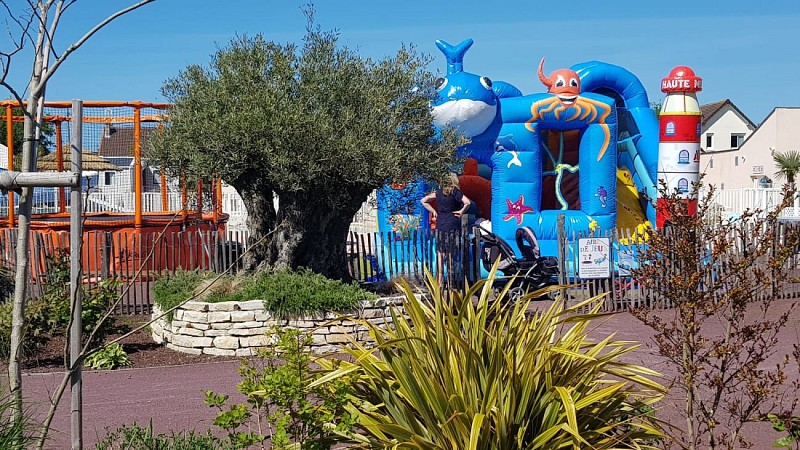 camping-les-prairies-de-la-mer-structure-gonflable