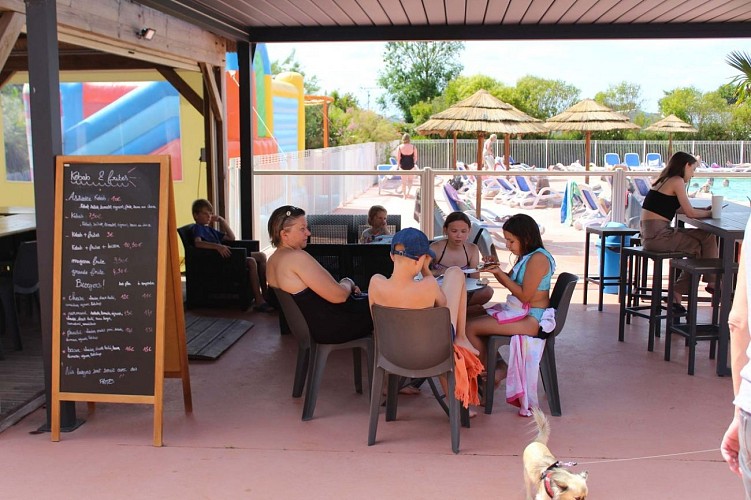 camping-les-prairies-de-la-mer-terrasse-bar
