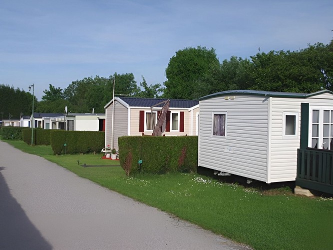 Camping du Prieuré à Bavent - allée