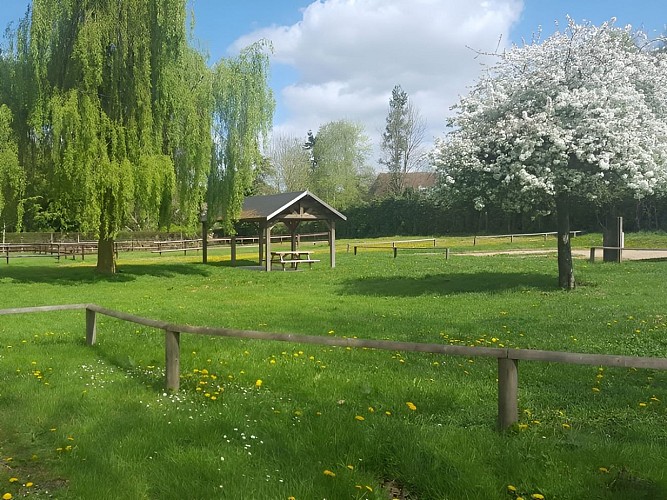 Aire camping-cars Notre-Dame-de-Courson - Environnement et table de pique-nique