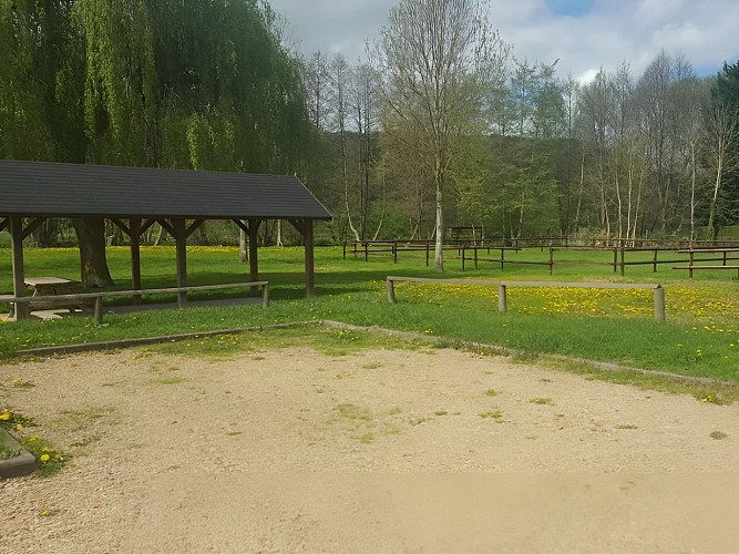 Aire camping-cars Notre-Dame-de-Courson - Vue sur parking