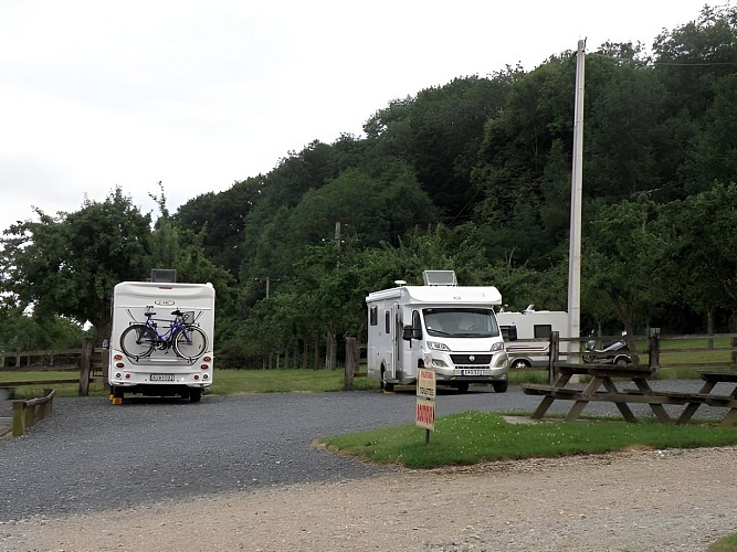Aire pour camping-cars Le Lieu Chéri à Ouilly le Vicomte près de Lisieux parking graviers