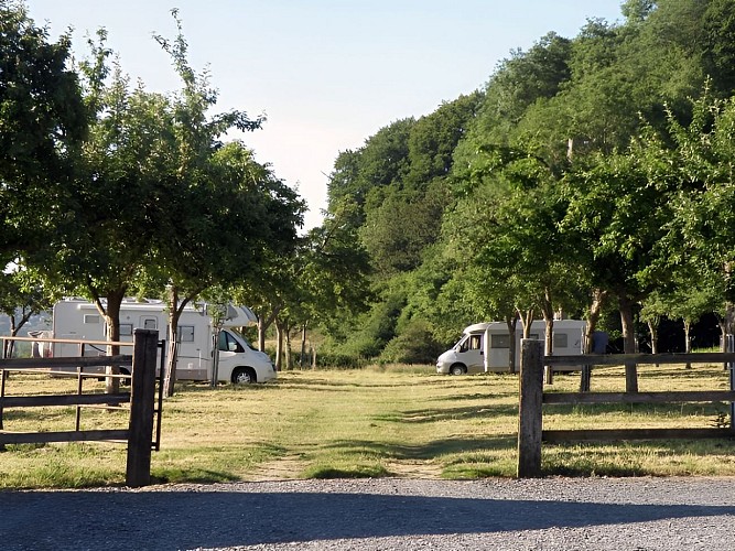 Aire pour camping-cars Le Lieu Chéri à Ouilly le Vicomte près de Lisieux parking sous les pommiers