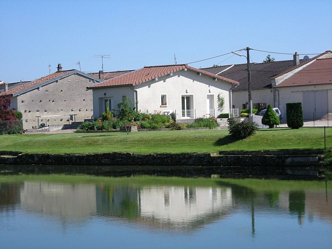 gîte, jardin d'agrément, sur la rive du fleuve MEUSE