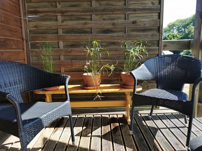 Belle terrasse aménagée pour prendre le soleil ou l'apéro