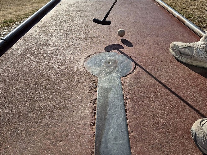 mini-golf-luc-sur-mer-enfants-credit-nathalie-papouin (5) (1)