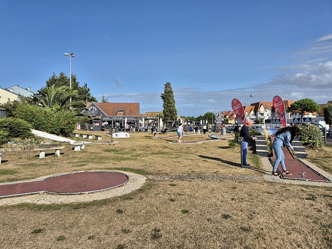 mini-golf-luc-sur-mer-enfants-credit-nathalie-papouin (15)