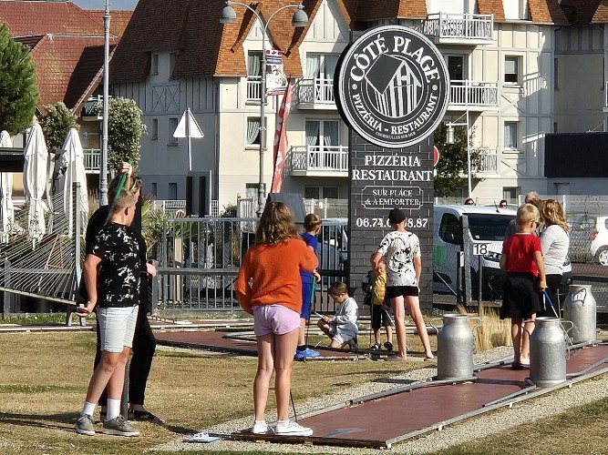 mini-golf-luc-sur-mer-enfants-credit-nathalie-papouin (14)