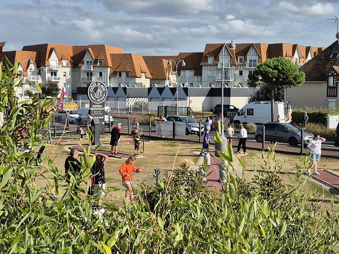 mini-golf-luc-sur-mer-enfants-credit-nathalie-papouin (12)