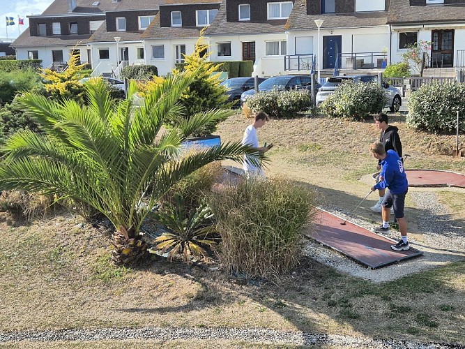 mini-golf-luc-sur-mer-enfants-credit-nathalie-papouin (11)