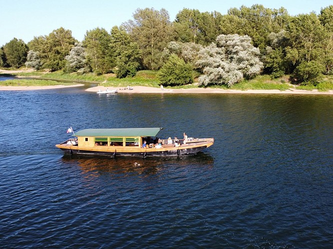 Une grillade en bateau - Détours en Loire