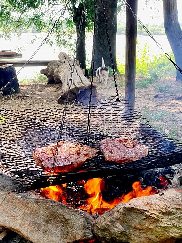 Une grillade en bateau - Détours en Loire