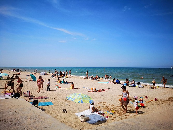 PLAGE-MER-DIGUE-LANGRUNE-SUR-MER-CREDIT-NATHALIE-PAPOUIN