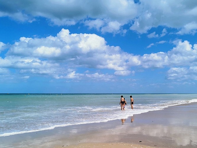 BAIGNADE-PLAGE-DE-COURSEULLES-SUR-MER-BAIN-DE-MER-CREDIT-NATHALIE-PAPOUIN