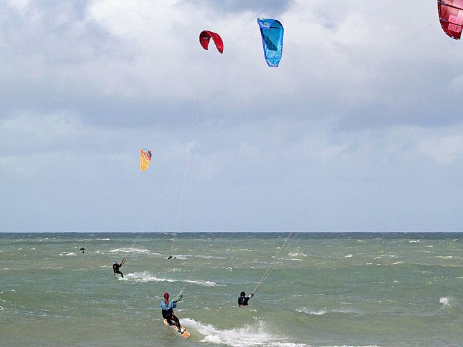 SPORTS-NAUTIQUES-KITE-SURF-BERNIERES-SUR-MER-CREDIT-CHRISTIAN-FLEURY-CVB