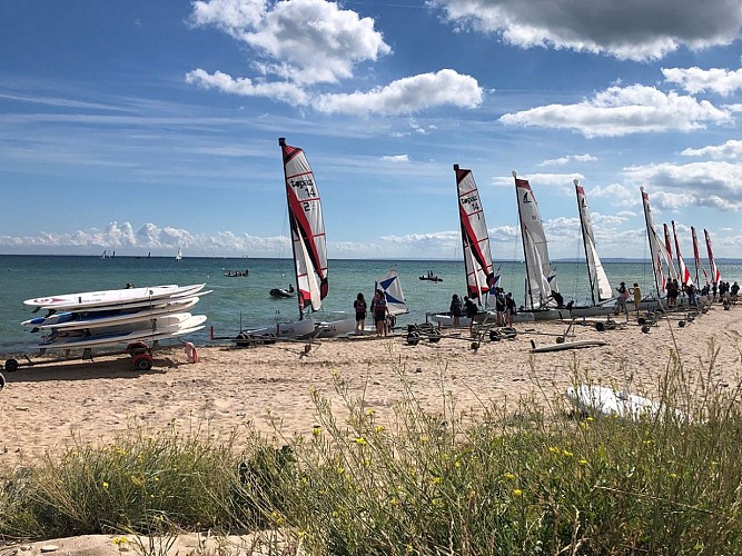 LANGRUNE-SUR-MER-ECOLE-DE-VOILE-VOILES-DE-NACRE-STAGE-ENFANTS-NAUTISME-CREDIT-MATHILDE-LELANDAIS