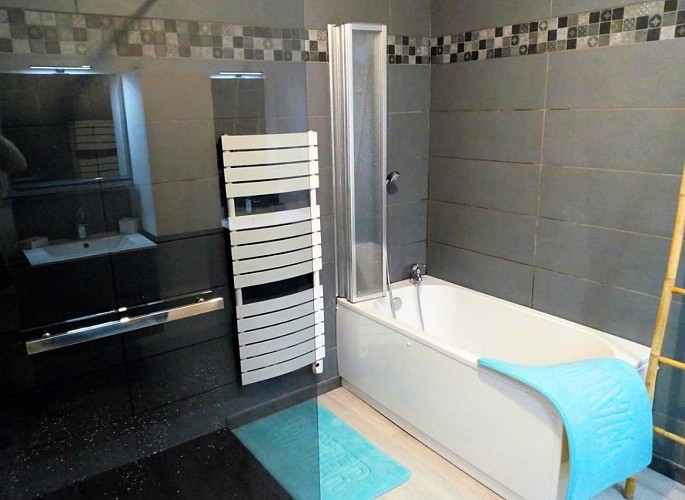 salle-d-eau-la-villa-mendieras-bussiere-galant