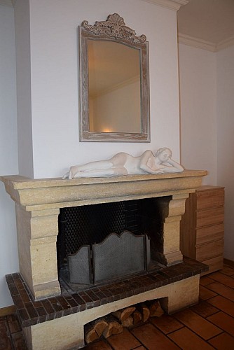 Vallée-Verte-Razac-cheminée-chambre1