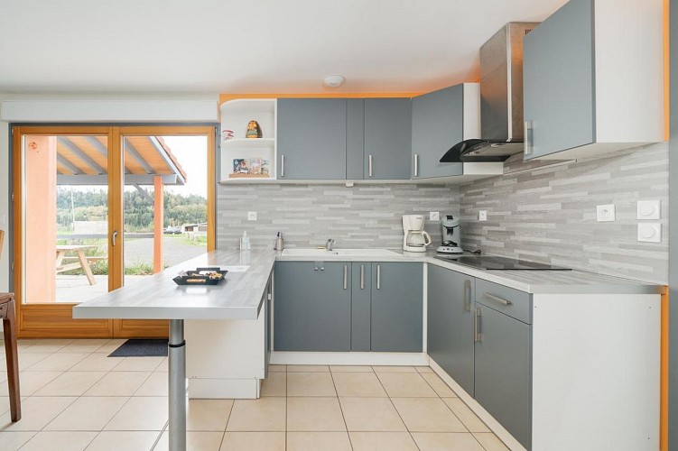 Cuisine tout équipé avec un accès directe sur la terrasse.