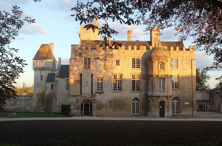 Château médiéval de Creully - Musée de la radio