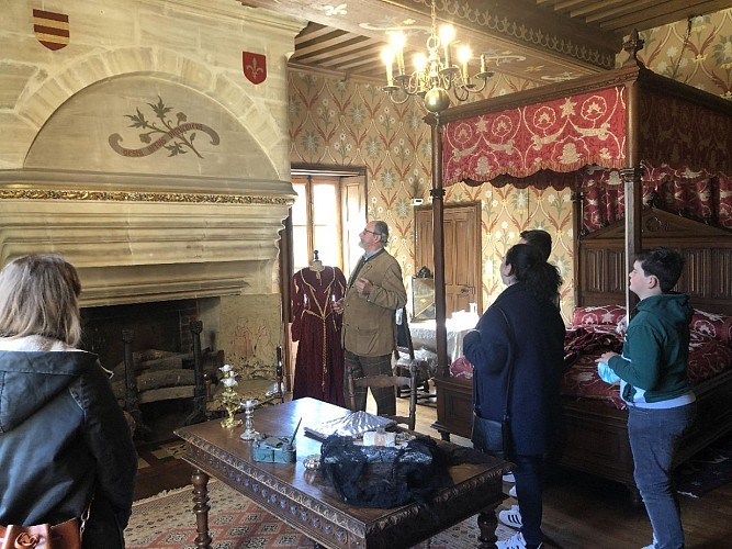 LA-CHAMBRE-VISITE-DU-CHATEAU-DE-FONTAINE-HENRY-AVEC-LE-PROPRIETAIRE-CREDIT-MATHILDE-LELANDAIS.JPG