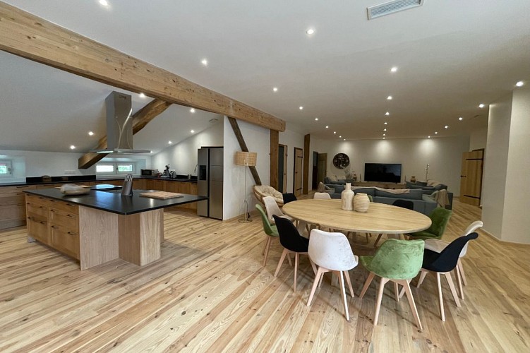 Espace salle à manger et cuisine