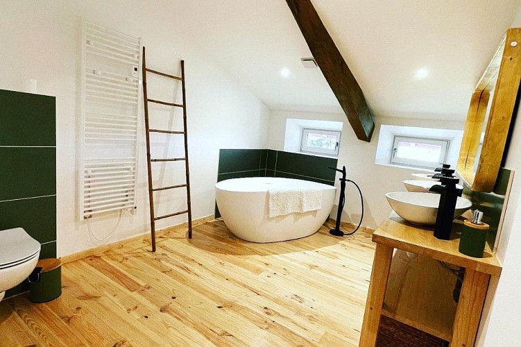 Salle de bains avec baignoire