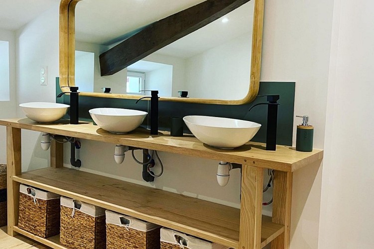 Salle de bains avec baignoire