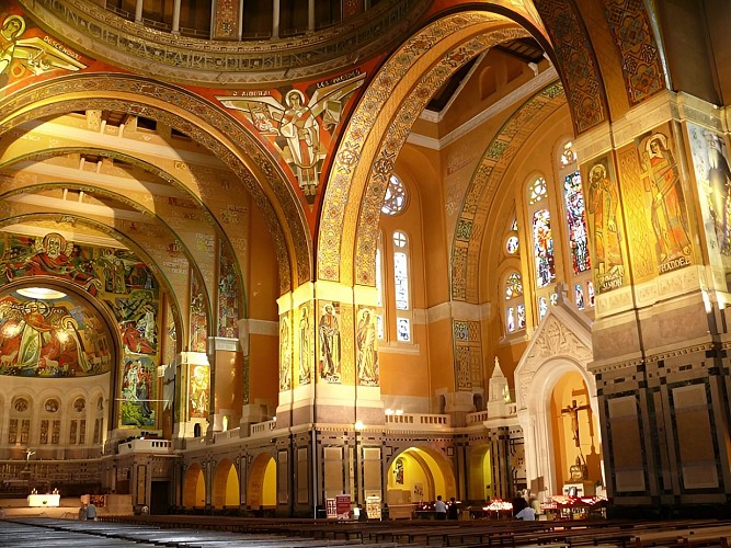 Basilique Sainte Therese, intérieur - Lisieux