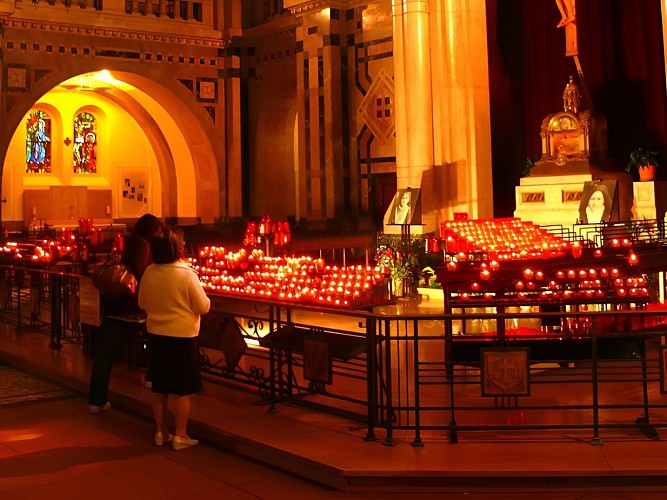 Basilique Sainte Therese, prière devant les bougies - Lisieux