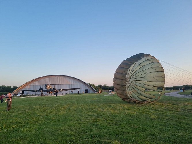  ANIMATION AVEC UN PARACHUTE-  MUSÉE DE LA BATTERIE DE MERVILLE 14