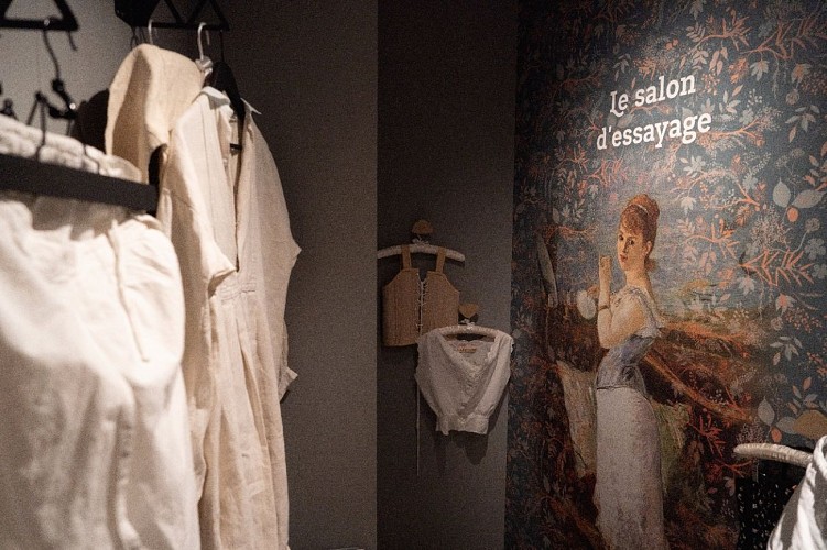 Salon d'essayage pour découvrir les sou-vêtements du 19e siècle !