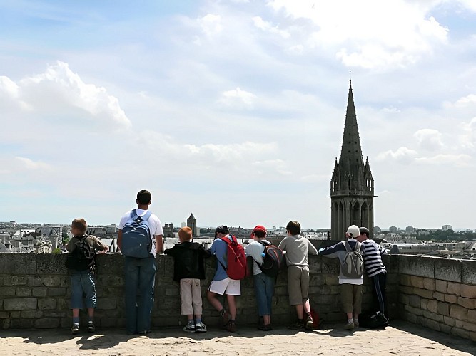 Groupe d'enfants au Château de Caen