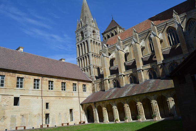 Vue du cloître de l'abbaye de Saint-Pierre-sur-Dives