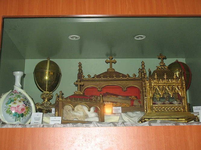 Autre vitrine-objets cultuels