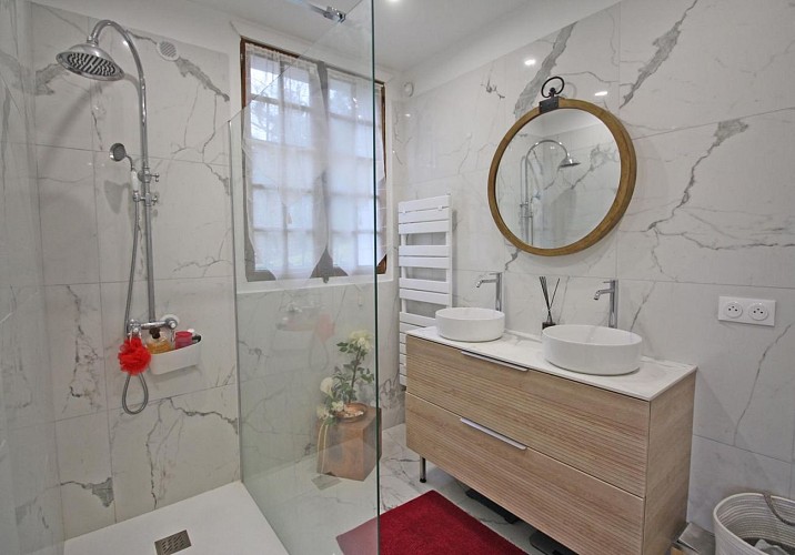 La Villa du Lac, commune de Bujaleuf en Haute-Vienne - salle d'eau rez de chaussée_6