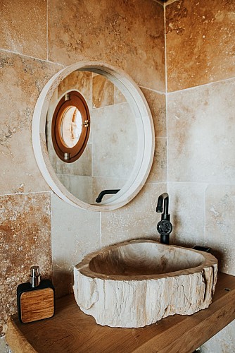 2023 - ROQU - Cabane Lou Pignada - Salle de bain - ©Allyson LAFFITTE Photographe