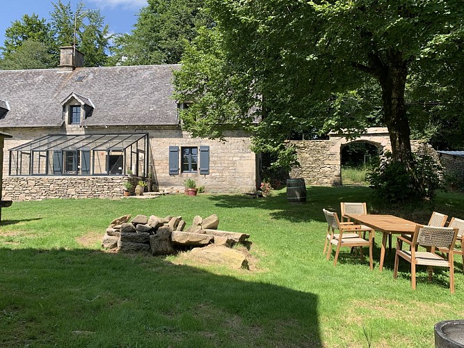 vue depuis le fournil arche et façade maison
