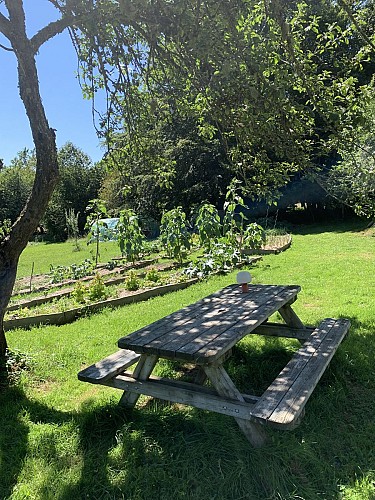 table pique nique au bord du jardin perma