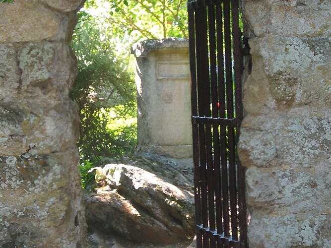 Tombeau Marie Joly dans le Calvados