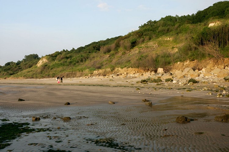 Bord de plage aux falaises des roches noires. / © Jean-Baptiste Pons